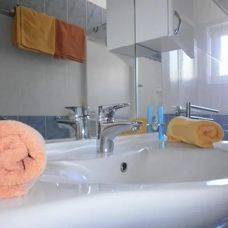 Roko Close To קרק